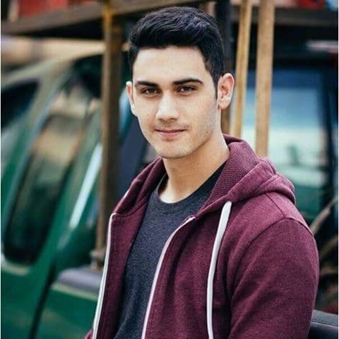 El más pequeño de la novela ahora luce muy guapo y se trata de Alejandro Speitzer.