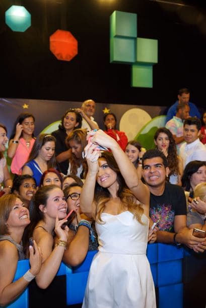 Nos encantan los selfies. We can't get enough of them! Y si no, pregúntenle a los que desfilaron la alfombra de Premios Juventud.