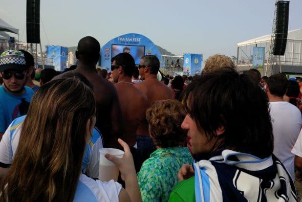 Bélgica y EEUU protagonizan el último choque de octavos de final del Mundial Brasil 2014 y sus fans se apasionan.