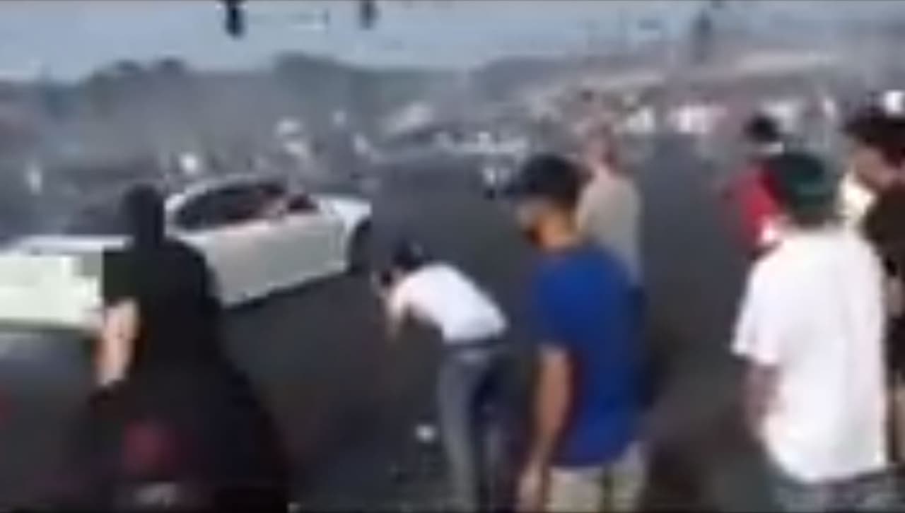 "Quemando llanta": despiden a los Warriors con espectáculos de autos clandestinos en Oakland