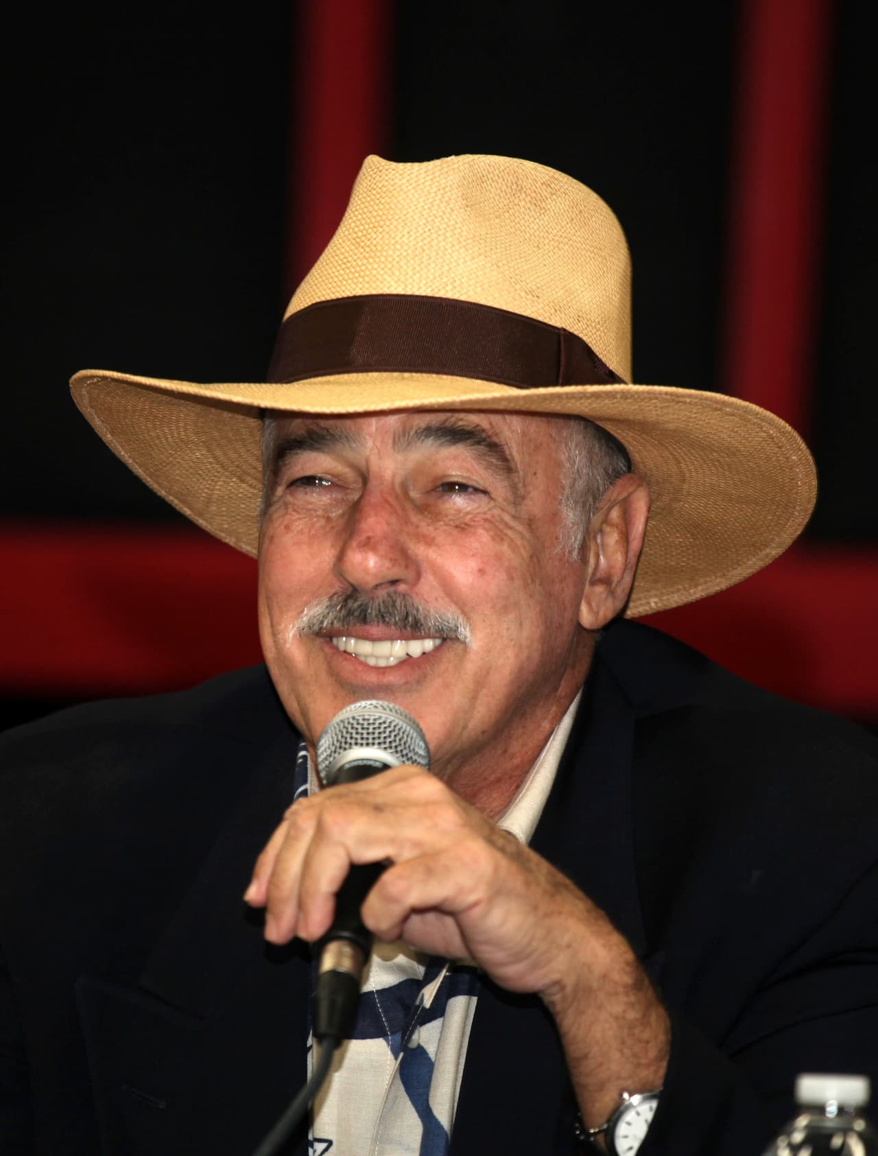 Andrés confesó en una conferencia de prensa que su salud va mejorando, por lo que ya puede caminar sin bastón, aunque solo le hace falta caminar un poco más erguido.