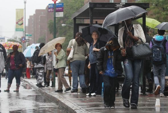 Los bomberos en el área de Filadelfia utilizaron un camión provisto de una escalera para sacar a varias personas por las ventanas de los pisos superiores de un edificio. Varios vehículos quedaron sumergidos hasta las ventanillas y un auto que flotaba se encimó a otro que estaba en una avenida.