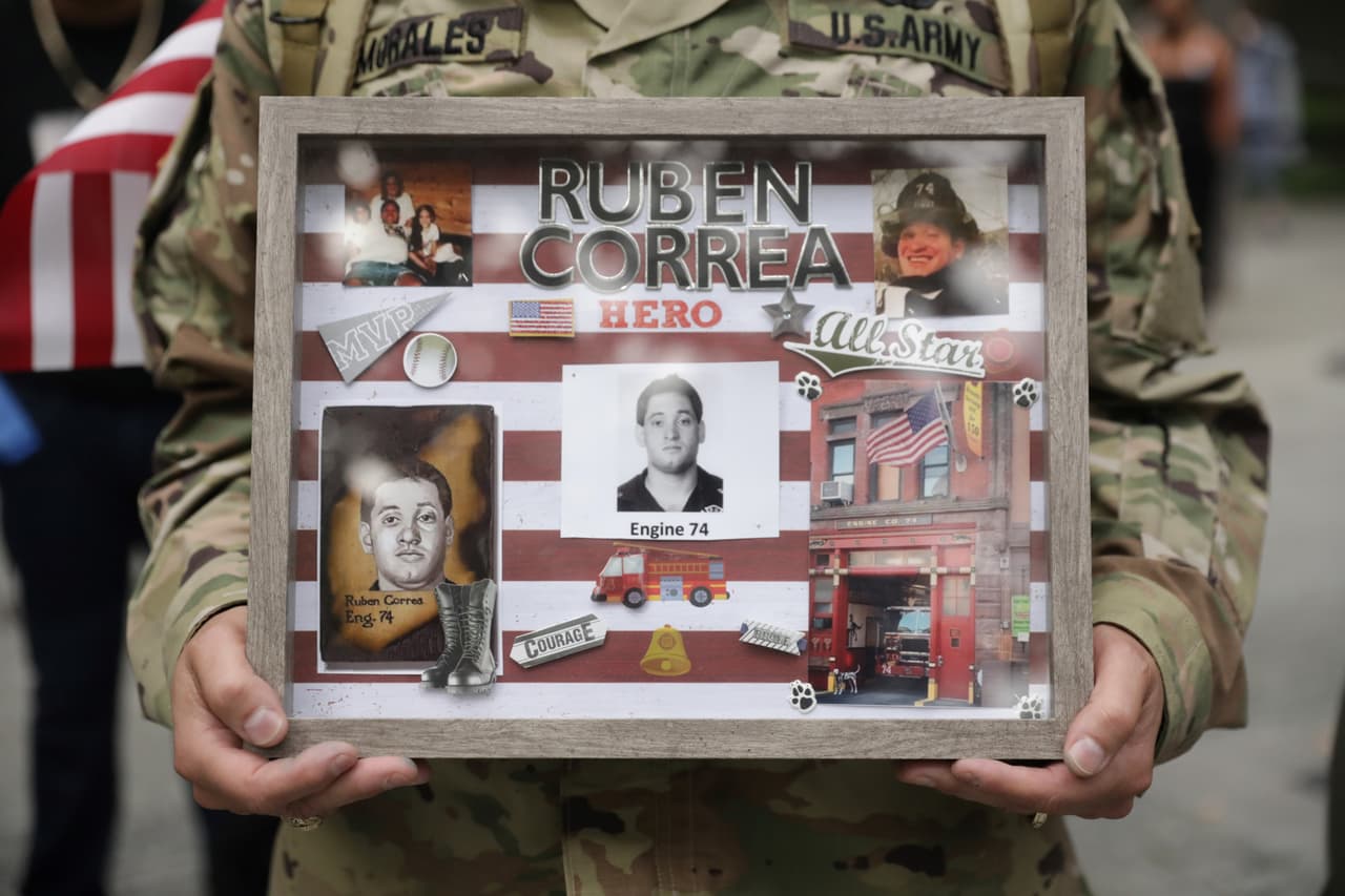 Militares, bomberos y policías asistieron a la ceremonia en el Museo y Memorial Nacional del 11 de septiembre y algunos llevaron fotografías de sus familiares y compañeros fallecidos.