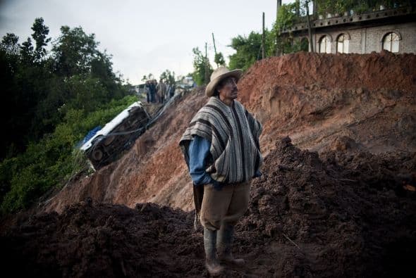 Por su parte, el presidente de Venezuela Hugo Chávez envió este martes un "abrazo infinito y solidario" a "todo el pueblo de México" y a su presidente, Felipe Calderón, en medio de la emergencia generada por un deslave en el sureste de ese país, que deja al menos 11 desaparecidos.