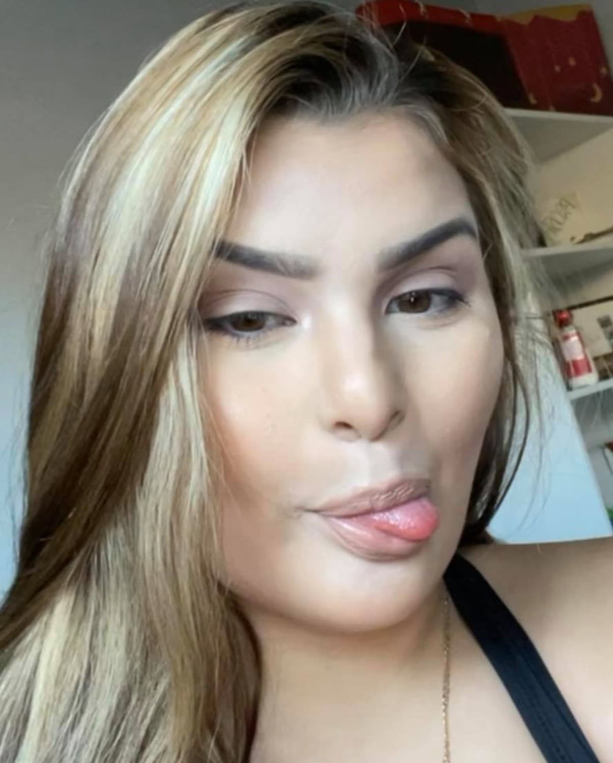 Las autoridades de la ciudad de Hammond, al igual que las del condado Lake, en Indiana, se han limitado a responder que
<b><a href="https://www.univision.com/local/chicago-wgbo/encuentran-muerta-a-alyssa-flores-hispana-18-anos-casa-indiana">aún investigan</a></b>
<a href="https://www.univision.com/local/chicago-wgbo/encuentran-muerta-a-alyssa-flores-hispana-18-anos-casa-indiana"> <b>la muerte de la joven hispana Alyssavette Flores</b></a>
<b>, </b>mejor conocida como
<b>Alyssa Flores</b>. Esta ocurrió el pasado lunes, 18 de octubre,
<b>poco antes de las 11:30 de la mañana</b>.