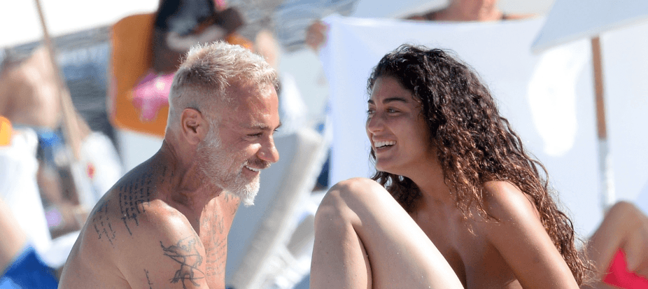 Entre rumores de una posible ruptura con Giorgia Gabriel, Vacchi se dejó ver con una chica que se asoleaba 'topless'.