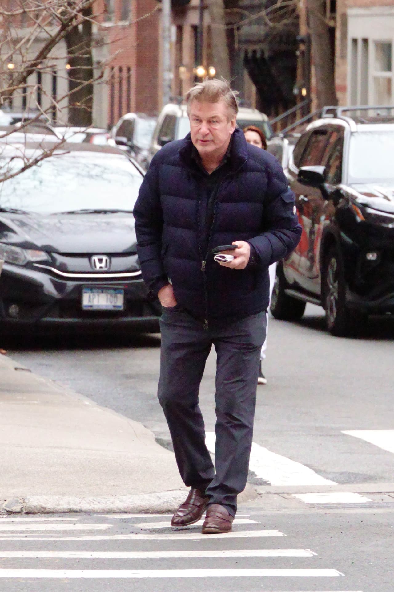 El histrión de películas como 'Pearl Harbor' vestía un atuendo casual-formal cuando fue visto en las calles de 'La Gran Manzana'. Chamarra negra, pantalón de vestir gris y zapatos cafés conformaron su atuendo.