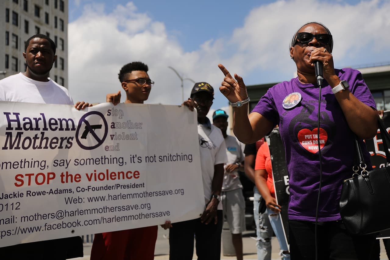 Además, los activistas exigen más oportunidades para la población, especialmente los jóvenes.