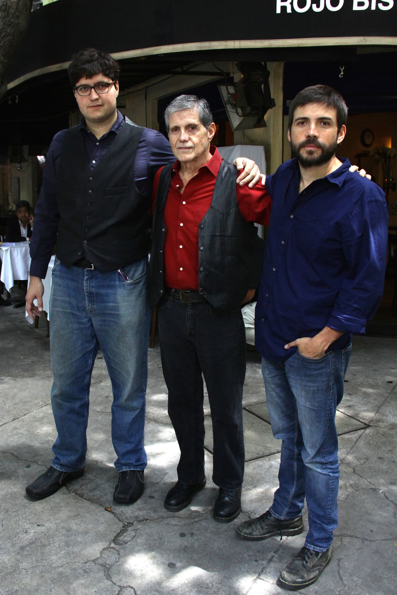 Su familia se encuentra muy optimista de que saldrá victorioso de esta lucha contra el cáncer de pulmón que padece.