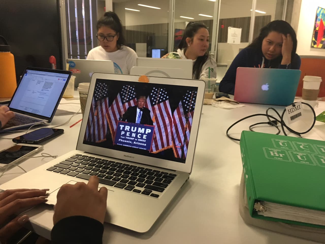 El análisis de 347 discursos y 7,000 tuits presentado en corte para probar que Trump discrimina a los inmigrantes