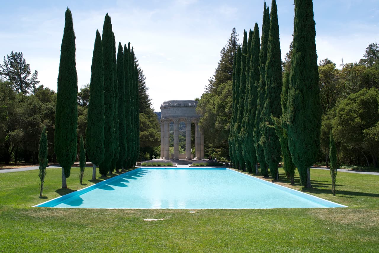 <b>Puesto 18. Woodside, California</b>
<br>
<br>Multimillonarios residentes: 6
<br>
<br>Valor neto combinado de los multimillonarios de la ciudad: 136,400 millones de dólares.
<br>
<br>El multimillonario más rico de la ciudad: Larry Ellison (90,700 millones de dólares). Es cofundador de la tecnológica Oracle. Esta ciudad está entre muy cerca de San Francisco y de San Jose. 
<br>