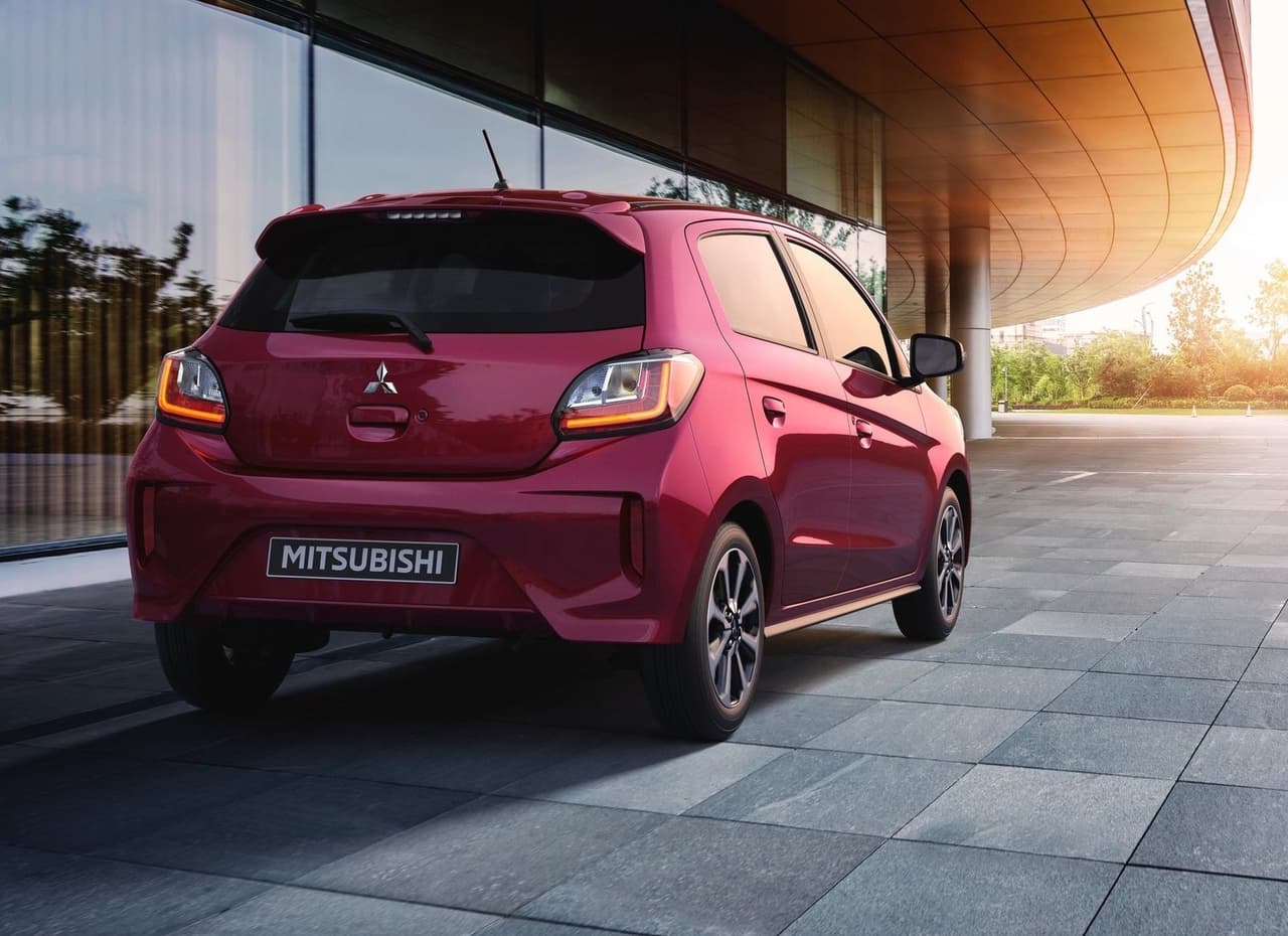 <h3 class="cms-H3-H3"><b>Mitsubishi Mirage 2020 - $14,990</b></h3>
<br>
<br>
<b>Motor:</b> 3 cilindros en línea de 1.2 litros
<br>
<b>Potencia:</b> 78 caballos de fuerza
<br>
<b>Torque:</b> 74 lb-pie 
<br>
<b>Transmisión:</b> Automática CVT o manual de 5 velocidades
<br>
<b>Rendimiento:</b> 36/43/39 mpg en ciudad/carretera/combinado