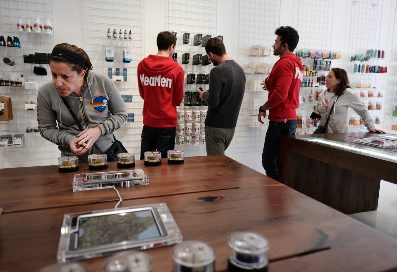 Los municipios serán quienes expedirán licencias para las nuevas tiendas o dispensarios de marihuana recreativa, los cuales deberán pagar al gobierno local un impuesto sobre las ventas.