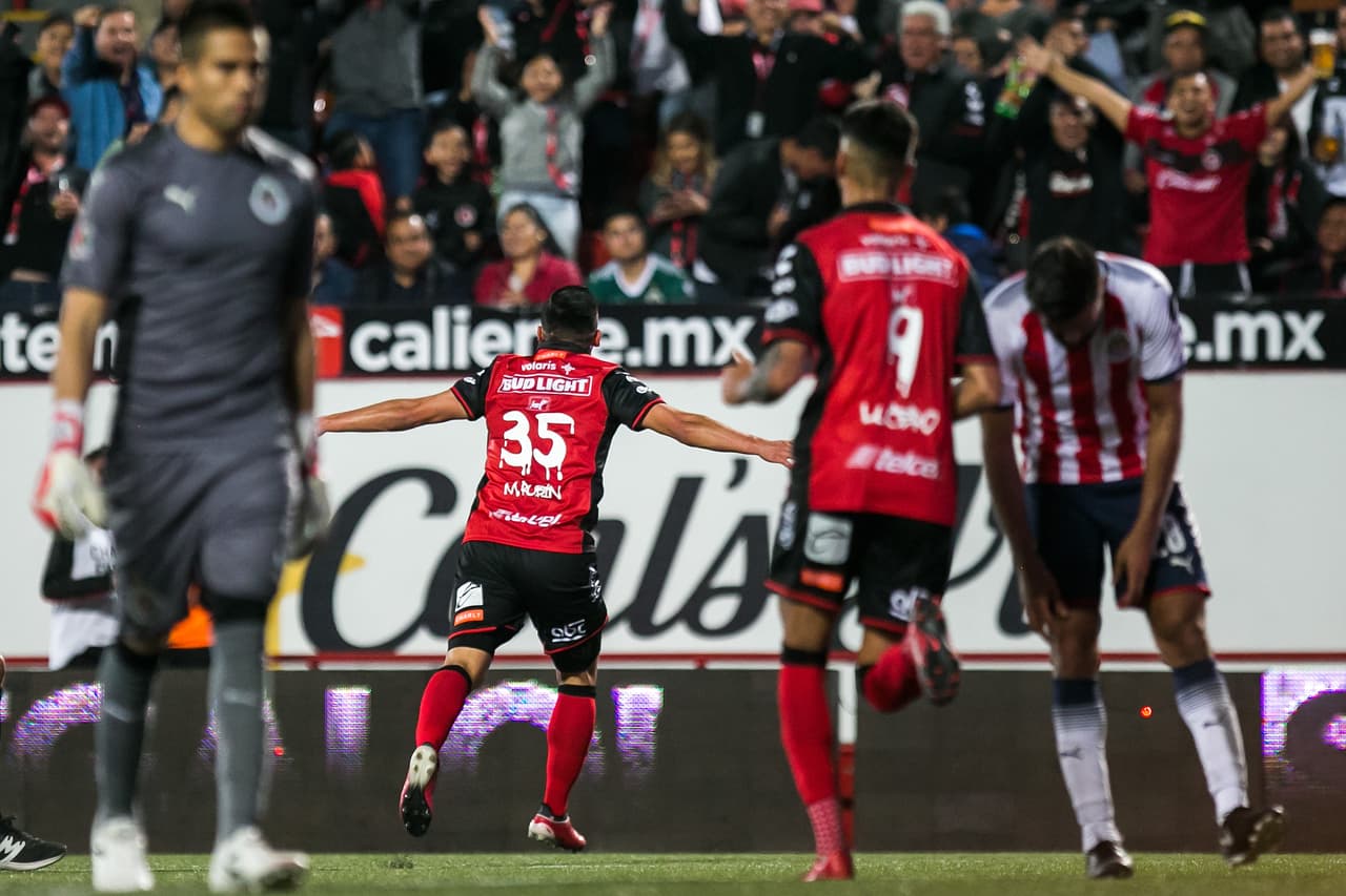 Los Xolos de Tijuana golearon en casa 3-0 a las Chivas del Guadalajara para meterse de lleno por un lugar en la liguilla.