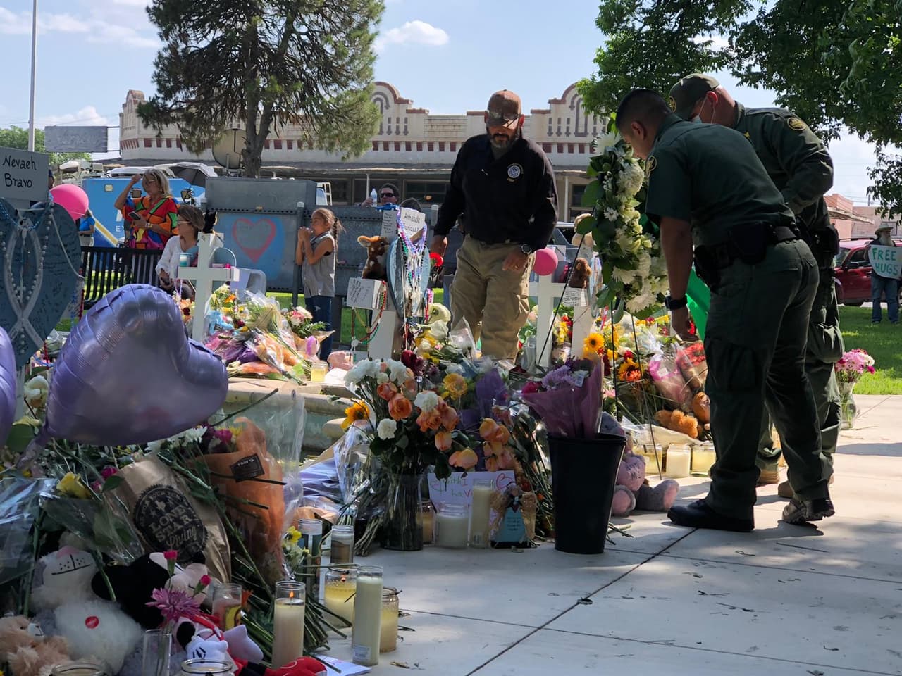 Residentes de diversas partes de Texas llegan hasta Uvalde tras el tiroteo en la escuela primaria