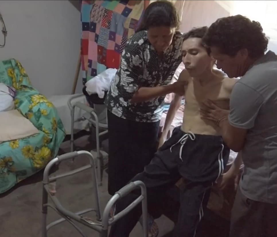 Ahora, tras 19 años de haber comenzado a verse afectado por esta dolorosa enfermedad, Misael tiene que valerse de sus padres, quienes se han convertido en sus manos y piernas, mientras sufren a diario ver los dolores de uno de sus cuatro hijos.
<br>