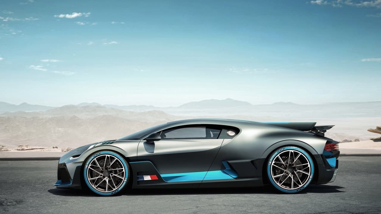 El nuevo Bugatti Divo es cerca de 30 millas por hora más lento, pero 
<b>2.8 millones de dólares más caro</b>, que el 
<b><a href="Bugatti Chiron - Prueba A Bordo Completa" target="_blank">Bugatti Chiron</a></b>, su compañero de establo.