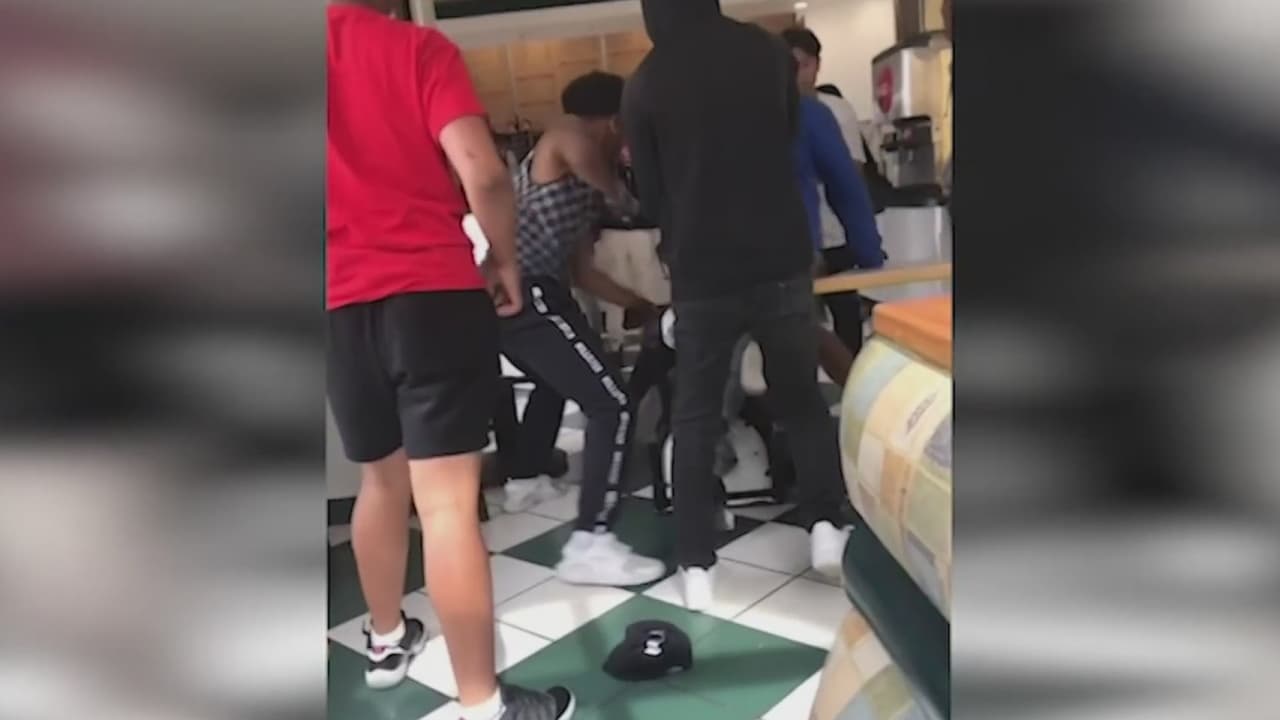 "Le pudo haber ido peor": joven latino es brutalmente golpeado en un restaurante de tacos en el sur de California