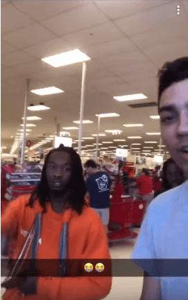 Offset se dirigía a la salida de la tienda cuando el joven Gibbons se acercó y comenzó a grabarlo 
<a href="https://www.univision.com/famosos/cardi-b-estalla-contra-los-medios-luego-de-que-se-dieran-a-conocer-los-cargos-contra-su-esposo-offset-video" target="_blank">con su teléfono</a>.