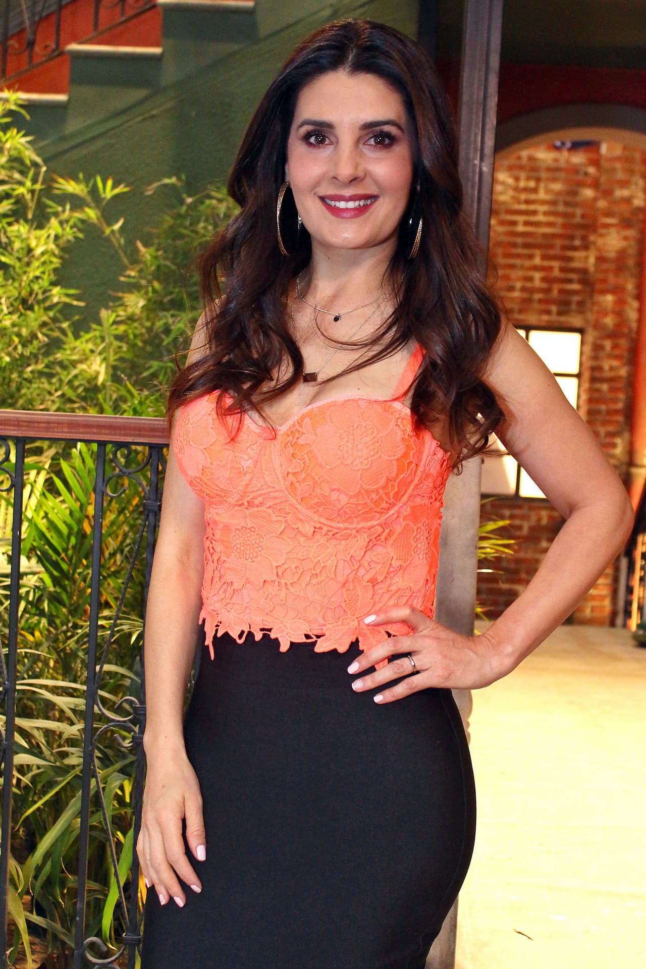 Los dos aseguran que no les molestó o incomodó que sus papás rehicieran sus vidas y así lo demuestran con la gran relación que tienen con 
<b><a href="https://www.univision.com/entretenimiento/celebridades/juntos-y-tambien-revueltos-asi-conviven-los-hijos-de-mayrin-villanueva-itati-cantoral-eduardo-santamarina-y-jorge-poza-fotos">la actriz Mayrín Villanueva, la pareja de su padre</a></b>.