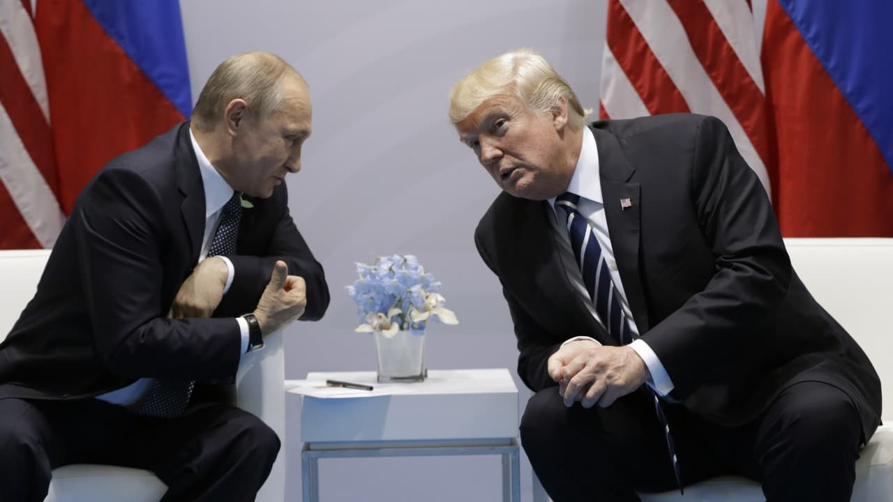 Putin niega haber intervenido en las elecciones de EEUU en su cara a cara con Trump