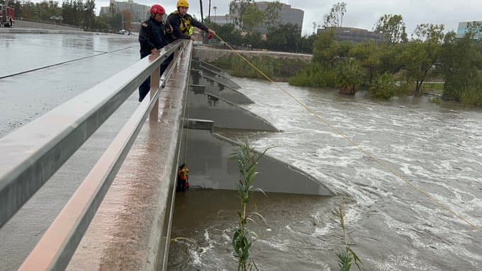 Los rescatistas sacaron a un hombre adulto de las corrientes del río a la altura del bulevard Garden Grove.
<br>