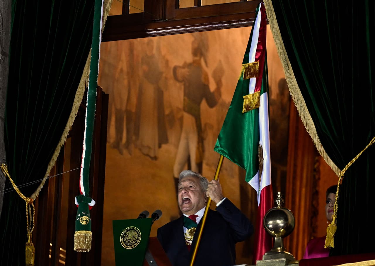A las 11 de la noche, el presidente López Obrador dio el grito de "Viva México" desde el balcón del Palacio Nacional y ante miles de mexicanos reunidos en la plaza del Zócalo. Al mismo tiempo hizo sonar la campana de Dolores. Después los presentes cantaron el himno nacional.