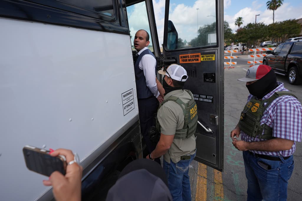 <b>"No tengo abogado"</b>, fue lo último que expresó el
<b>inmigrante cubano, en riesgo de deportación</b>, al subir al autobús que lo llevaría al 3523 de Crosspoint Drive, donde los agentes de ICE terminarían de procesar su caso.