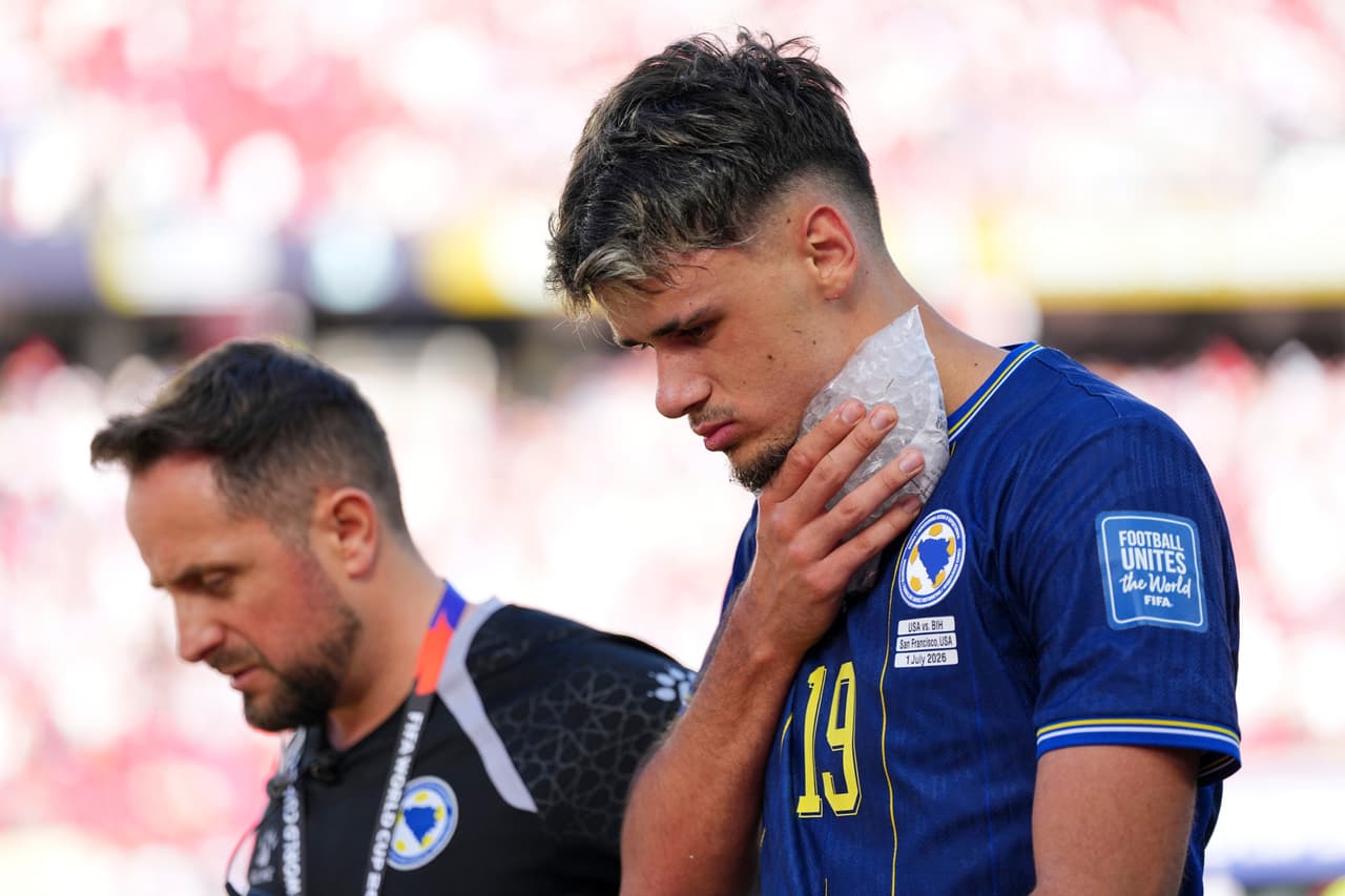 El bosnio Kerim Alajbegovic (19) abandona el campo al descanso con una bolsa de hielo durante el partido de dieciseisavos de final de la Copa del Mundo de fútbol entre Estados Unidos y Bosnia en Santa Clara, California, cerca de San Francisco, el miércoles 1 de julio de 2026.
