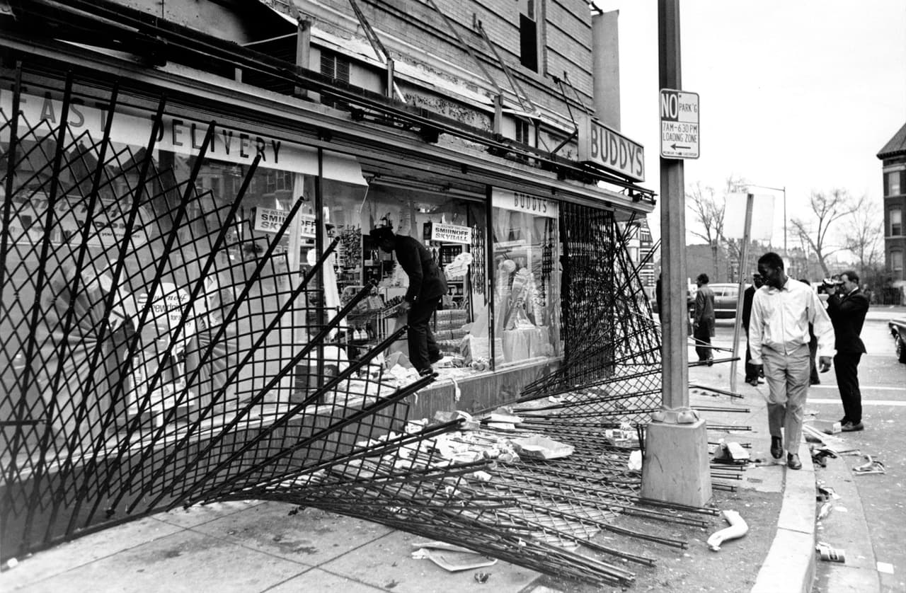 Oleadas de saqueos acabaron con las vidrieras y las mercancías de farmacias, mercados, zapaterías, mueblerías, tiendas de ropa y electrodomésticos. Al menos 283 viviendas y 1,590 establecimientos comerciales resultaron afectados.