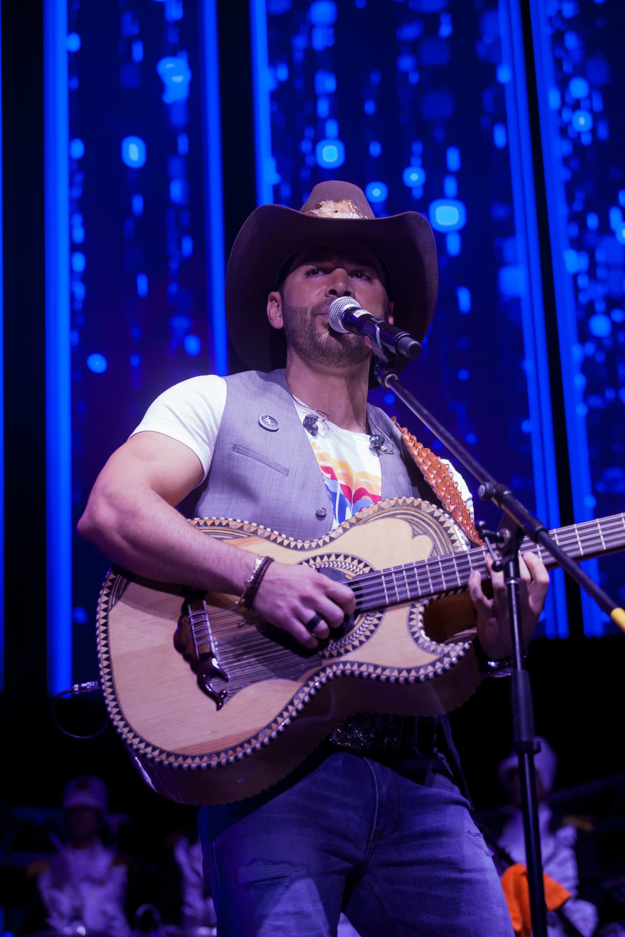 Eliseo Robles Jr. complació a la fanaticada con canciones como 'La comezón', 'Con cualquiera' y 'La apuesta', entre muchos éxitos más.