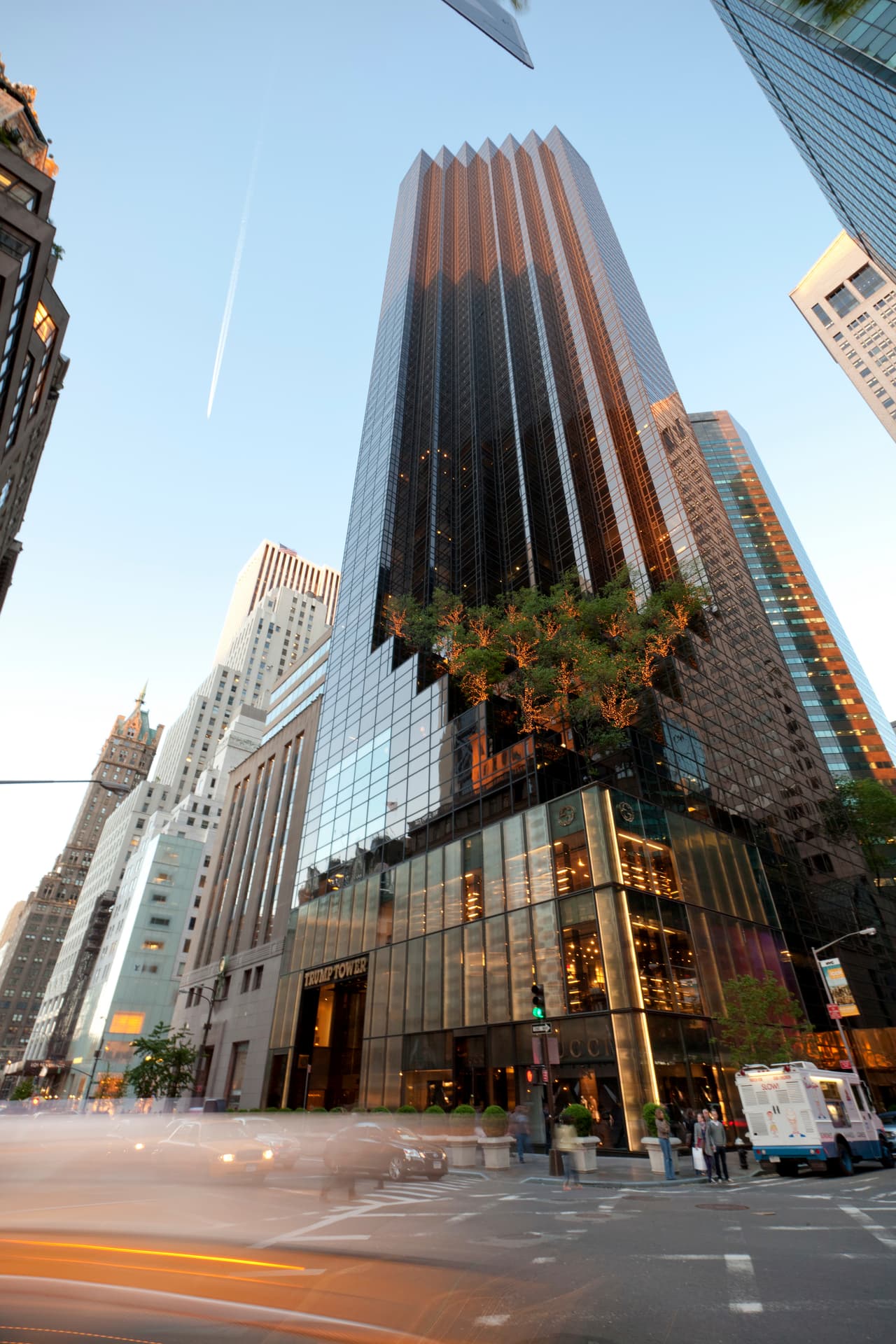 La Torre Trump fue diseñada por el arquitecto Der Scutt en 1982, y está ubicada en el 725 de la Quinta Avenida, entre las calles 56 y 57, en Midtown Manhattan, Nueva York.