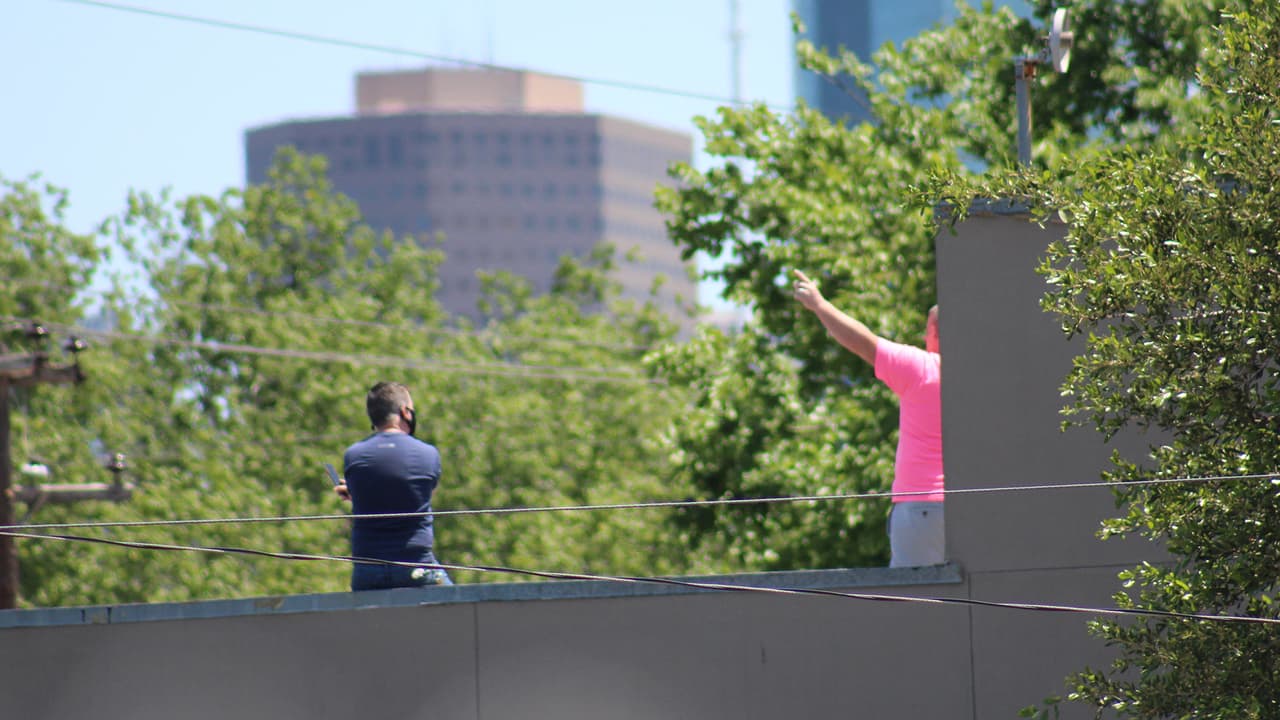 El espectáculo a manera de homenaje fue muy esperado por lo que varios residentes de Houston subieron a las azoteas.