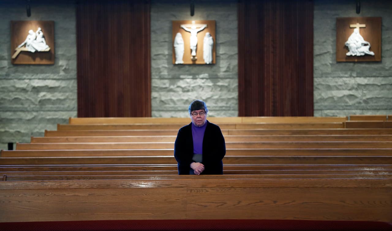 Candidato republicano al Senado critica a la iglesia católica por suspender servicios presenciales por el coronavirus 