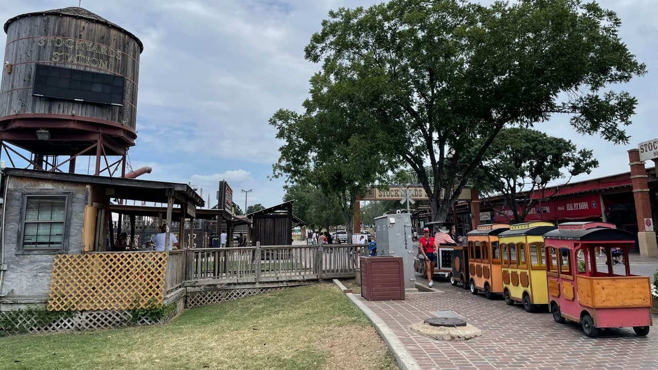 Un mini tren que recorre los Fort Worth Stockyards es disfrutado por los más pequeños.