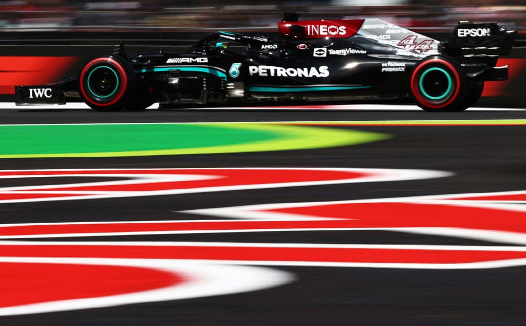 Con tiempo de 1:15.875 , el finlandés Valtteri Bottas se quedó con la pole position por delante de su compañero Lewis Hamilton y el neerlandés Max Verstappen de Red Bull Racing. El piloto mexicano Sergio Pérez se quedó con el mejor cuarto tiempo y no pudo conseguir la soñada primera pole position de su carrera.