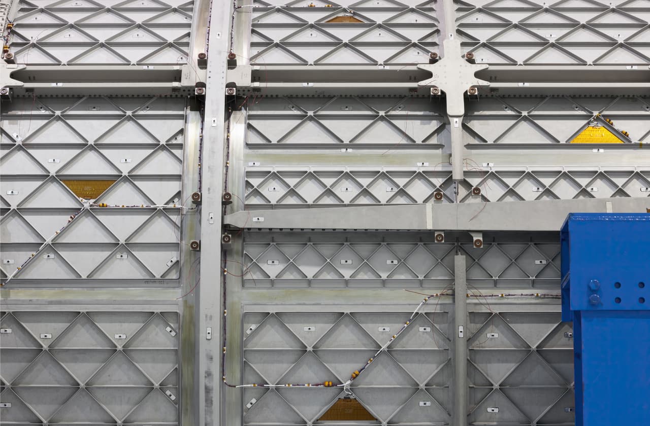Las imágenes de Miller forman parte de colecciones permanentes del Museo de Fotografía Contemporánea de Chicago y la Colección de Arte de la NASA. En la foto una vista de la compleja pared externa de la estación aún en tierra.