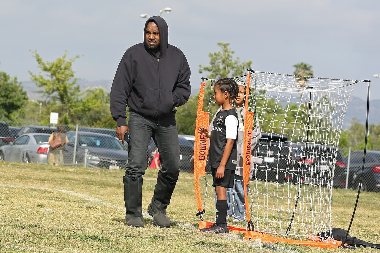 Hubo un momento en que Kanye West se acercó a Saint, quien aguardaba en la portería.
