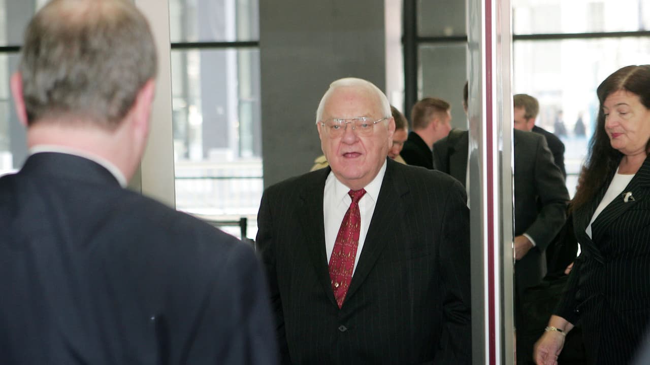 El ex gobernador de Illinois, George Ryan, pasa por un punto de seguridad en corte.