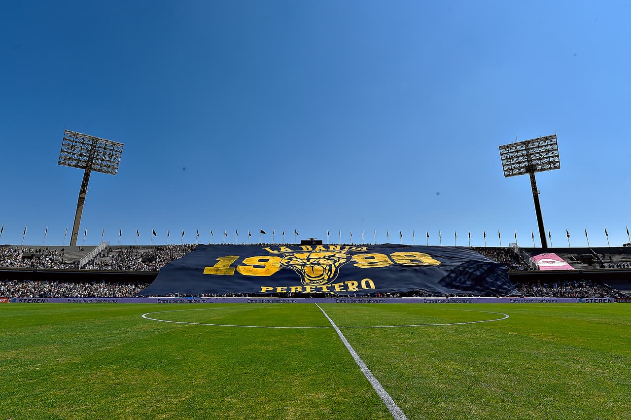 Los hinchas de Pumas UNAM demostraron su localía contra América en las tribunas con una bandera gigante en el estadio Olímpico Universitario en la Jornada 7 del Clausura 2017 de la Liga MX.