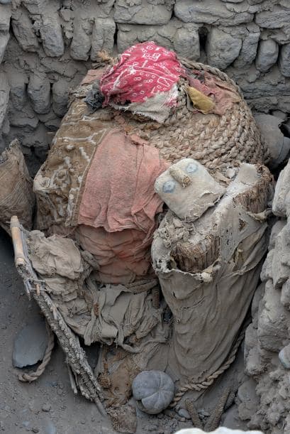 El gran centro ceremonial de los lima que fue la Huaca Pucllana fue ocupado por los waris, pero solo lo utilizaron para enterrar a sus elites, y tras ellos los incas dejaron el lugar en completo abandono. Con la conquista de los españoles, el sitio sufrió la depredación de los buscadores de oro, una práctica que continuó hasta hace casi treinta años y a la que hay que añadir el empuje urbanístico de una ciudad, Lima, que se "comió" dos tercios de lo que fue la huaca.