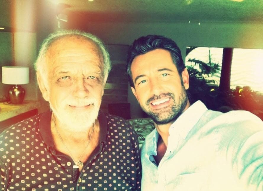 Entre toda esta polémica, el pasado 9 de marzo diversos medios presentaron unas declaraciones de Francisco Soto (izquierda), padre del actor, en las que
<b><a href="https://www.univision.com/famosos/irina-baeva-tiene-al-papa-de-gabriel-soto-en-un-bolsillo-no-es-el-caso-de-geraldine-bazan-fotos" target="_blank">llenó de halagos a la rusa</a></b> calificándola como "una gran mujer". Además, dijo que "por primera vez" ve "feliz" a su famoso hijo.
<br>