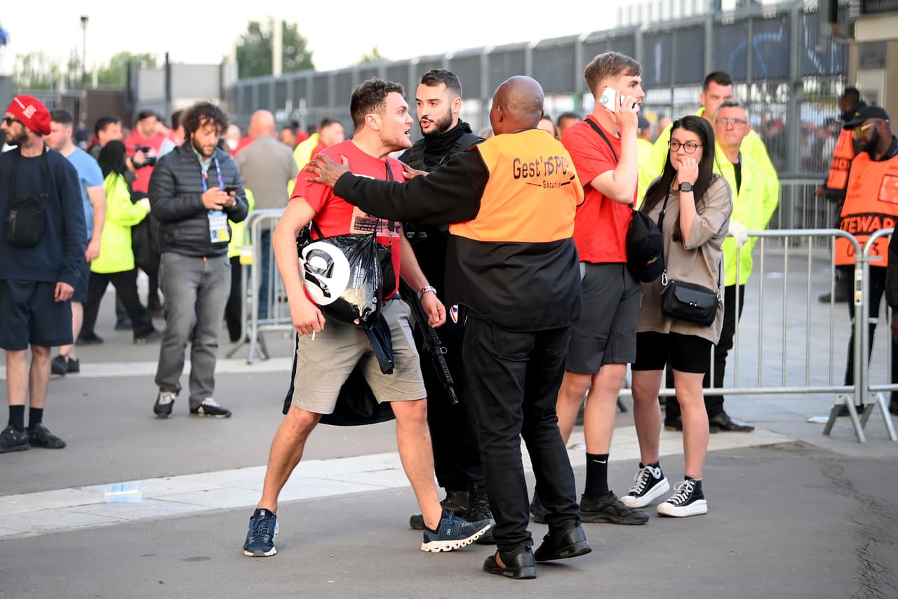Aficionados sin boleto generan caos al meterse por la fuerza en las inmedicaciones del Stade de France.