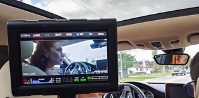 "Necesitaba un cambio, un cambio en mi carrera, un cambio de vida, un cambio de escenario, un cambio de gente, nuevas amistades, nuevos círculos, caminar nuevas calles y realmente lo hice por mi carrera porque quería
<b> ya salirme de lo cómodo, de lo que ya conocía en Colombia</b>".