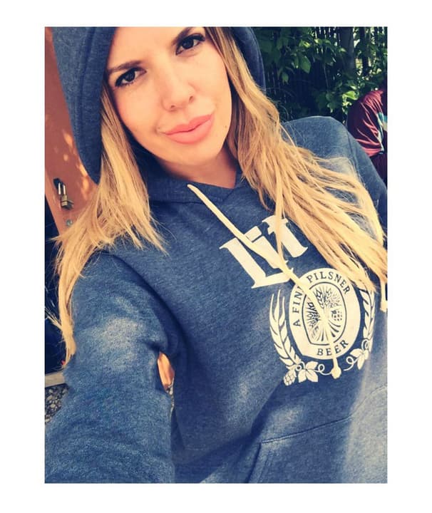 Estudio periodismo en la State University de San Diego.