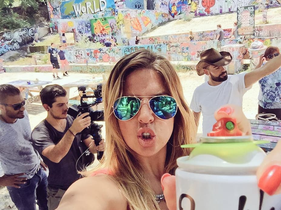 También ha conducidos varios programas de televisión, como 'La Tuya' y 'Explorando en'.