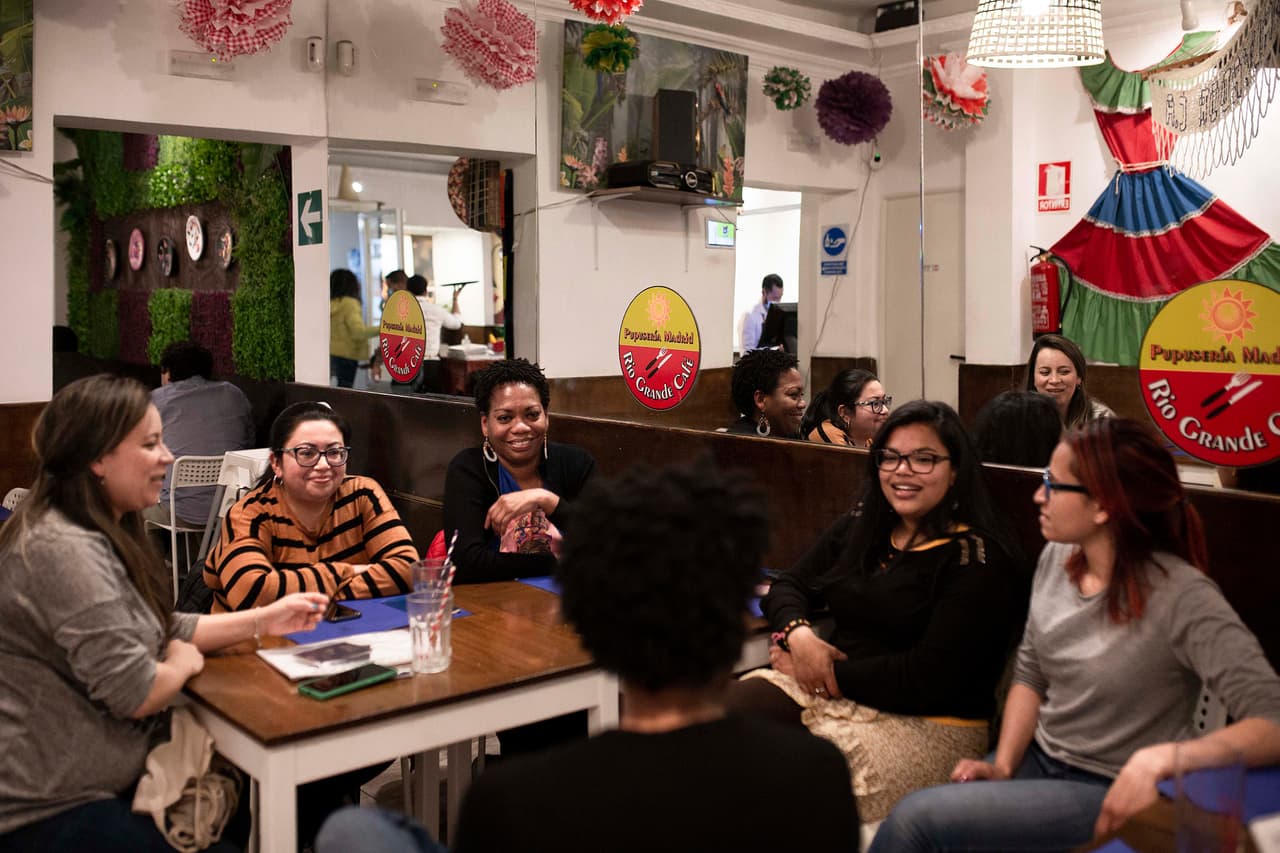 La pupuseria Río Grande en Madrid concentra a los miles de centroamericanos que han llegado a España huyendo de la violencia. En la foto la mujeres de la Red de Hondureñas Migradas despiden a una compañera que se va para Valencia.