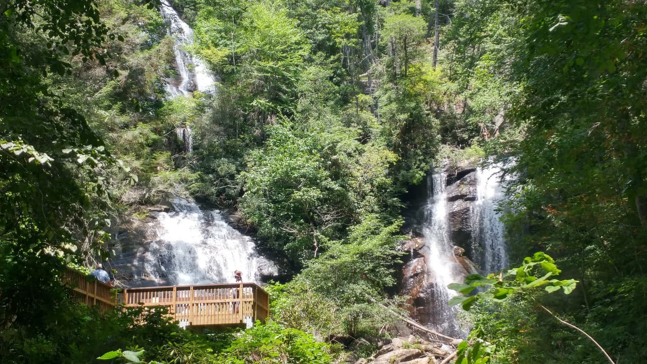 <b>ANNA RUBY FALLS</b>. Ubicadas en Helen, Anna Ruby Falls se encuentra en el corazón del Bosque Nacional Chattahoochee. La tranquila frescura de la zona se ve interrumpida únicamente por el estruendoso torrente de agua que fluye sobre la escarpada pared del acantilado. Anna Ruby Falls marca el cruce de los arroyos Curtis y York Creeks.