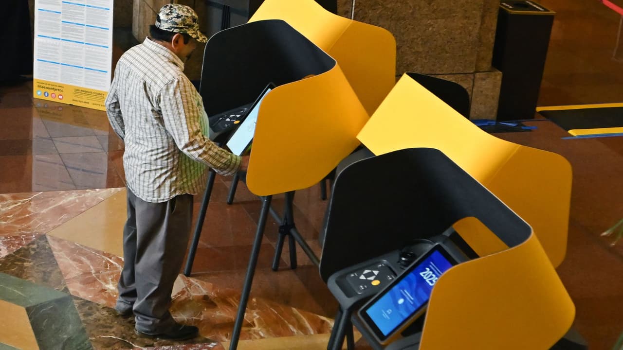 Votantes de California aprueban un nuevo mapa de distritos electorales, según proyecciones