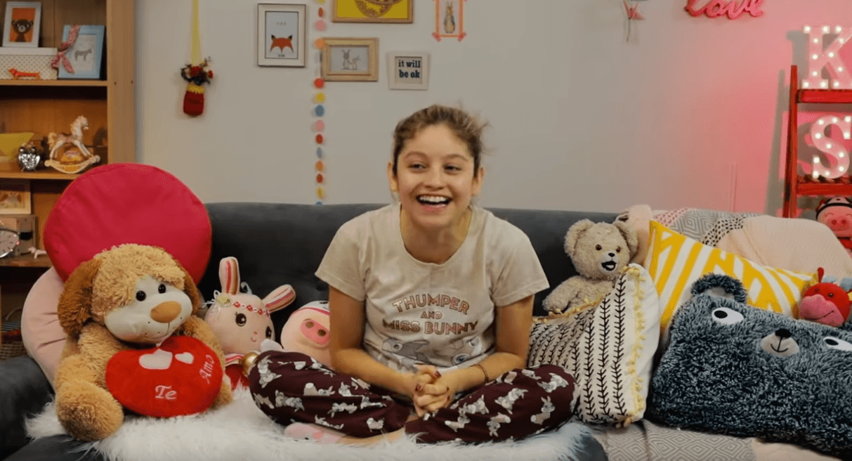 Sobre qué es lo que hace realmente con tantos regalos, Karol confesó: "Mi cuarto está lleno, creo que ya es: O los regalos o yo. Literalmente, ¡ya no cabemos!".